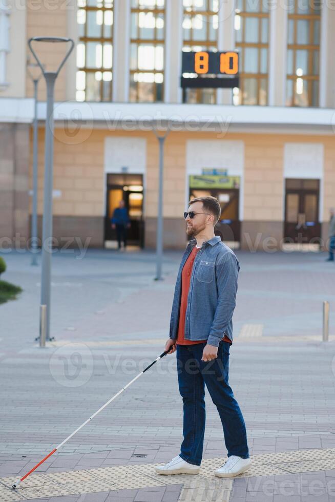 Blind Mens. mensen met onbekwaamheid, gehandicapten persoon en elke dag leven. visueel verminderd Mens met wandelen stok. foto
