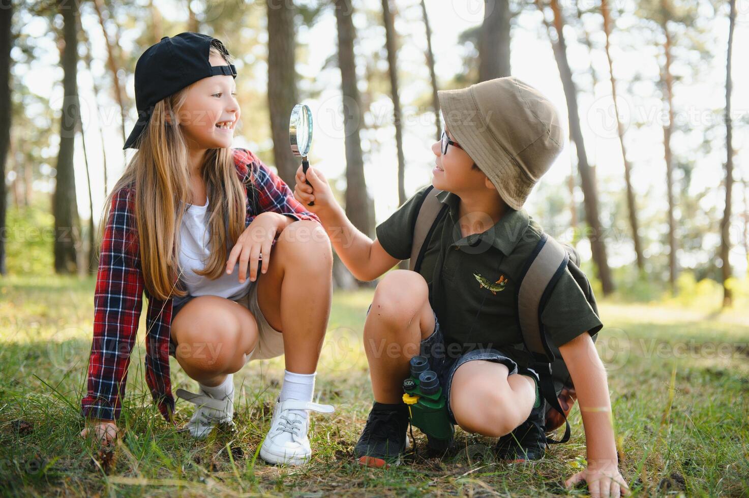 kinderen verkennen natuur met vergroten glas. zomer werkzaamheid voor nieuwsgierig kind. foto