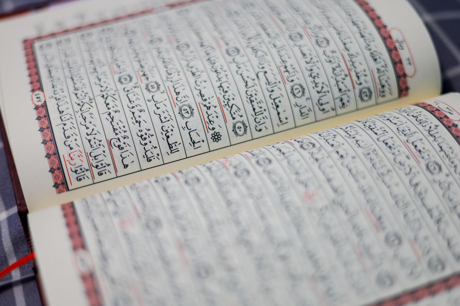 koran, al koran, Islamitisch achtergrond voor eid al-fitr eid al-adha. Open bladzijde van al-koran. Islamitisch concept foto