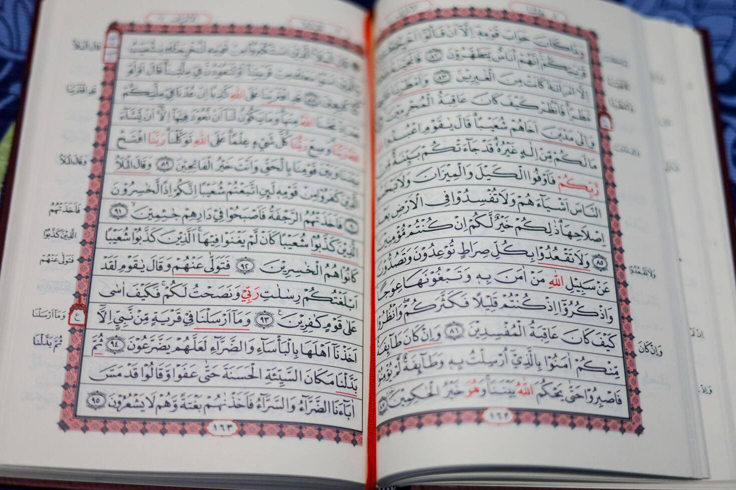 koran, al koran, Islamitisch achtergrond voor eid al-fitr eid al-adha. Open bladzijde van al-koran. Islamitisch concept foto