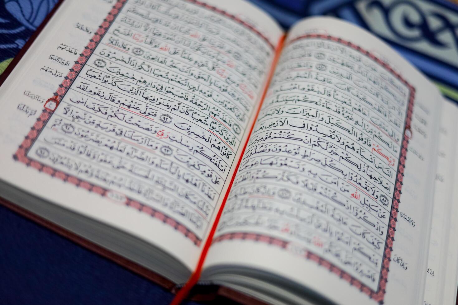 koran, al koran, Islamitisch achtergrond voor eid al-fitr eid al-adha. Open bladzijde van al-koran. Islamitisch concept foto