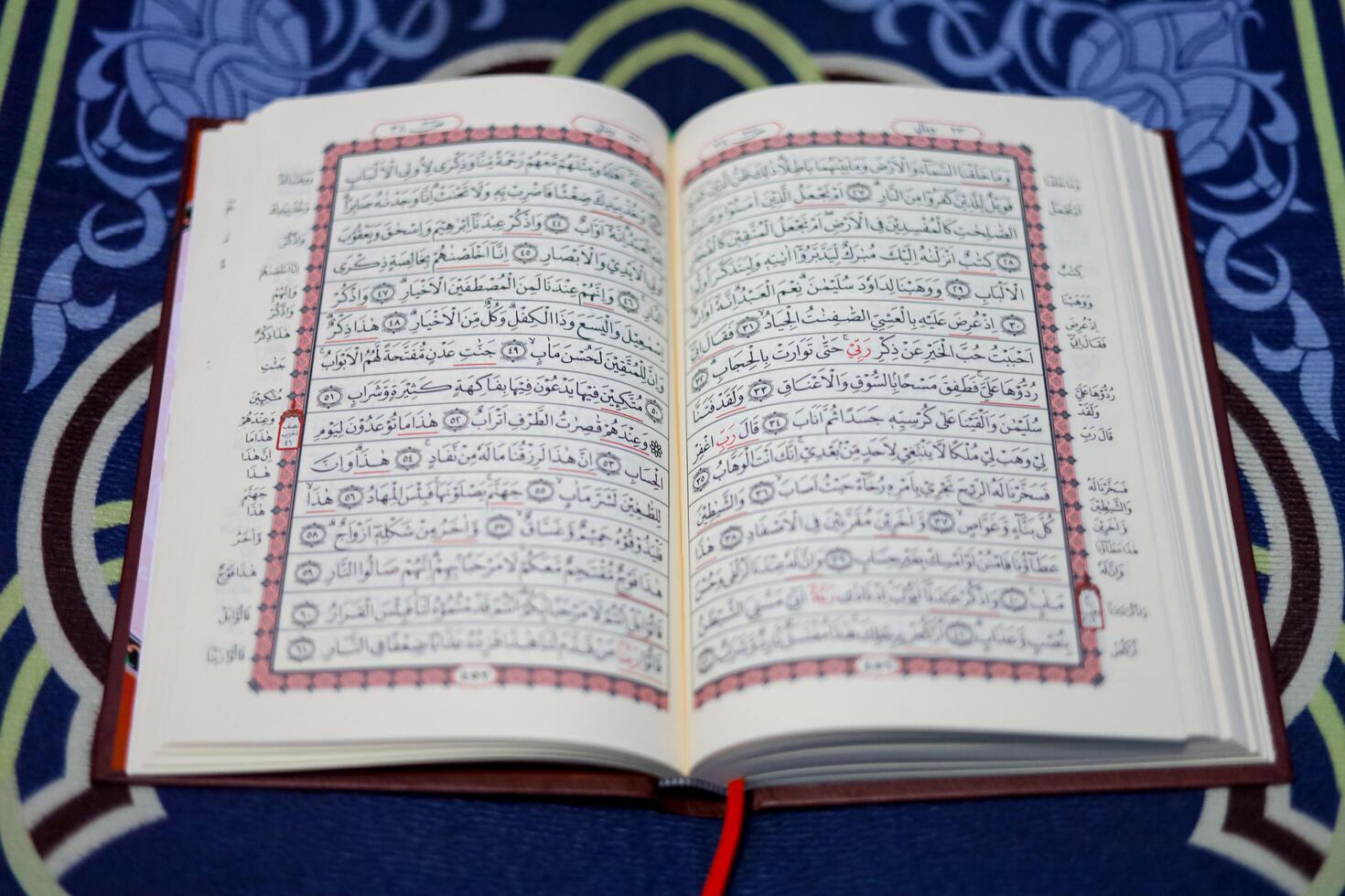 koran, al koran, Islamitisch achtergrond voor eid al-fitr eid al-adha. Open bladzijde van al-koran. Islamitisch concept foto