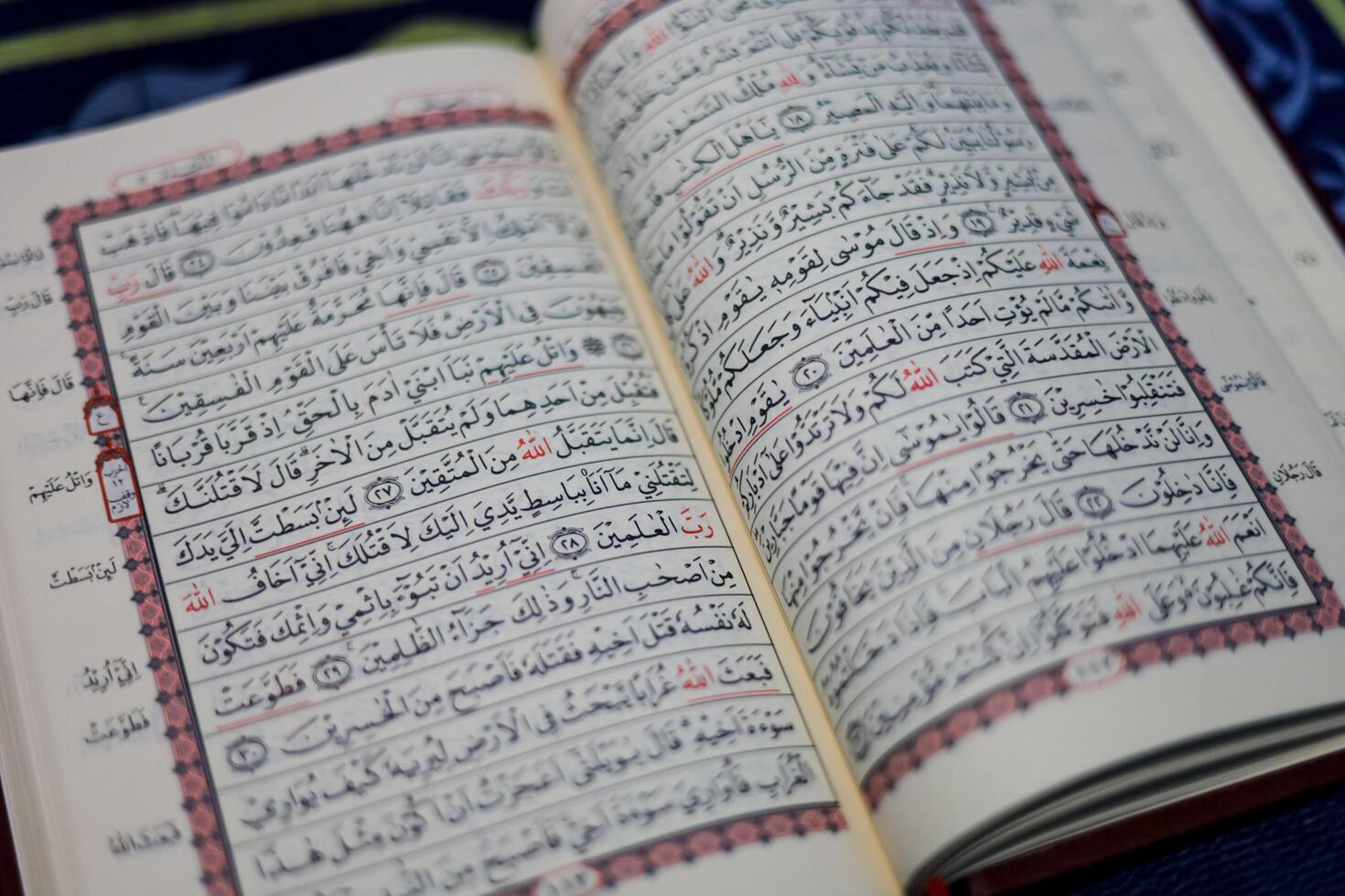 koran, al koran, Islamitisch achtergrond voor eid al-fitr eid al-adha. Open bladzijde van al-koran. Islamitisch concept foto