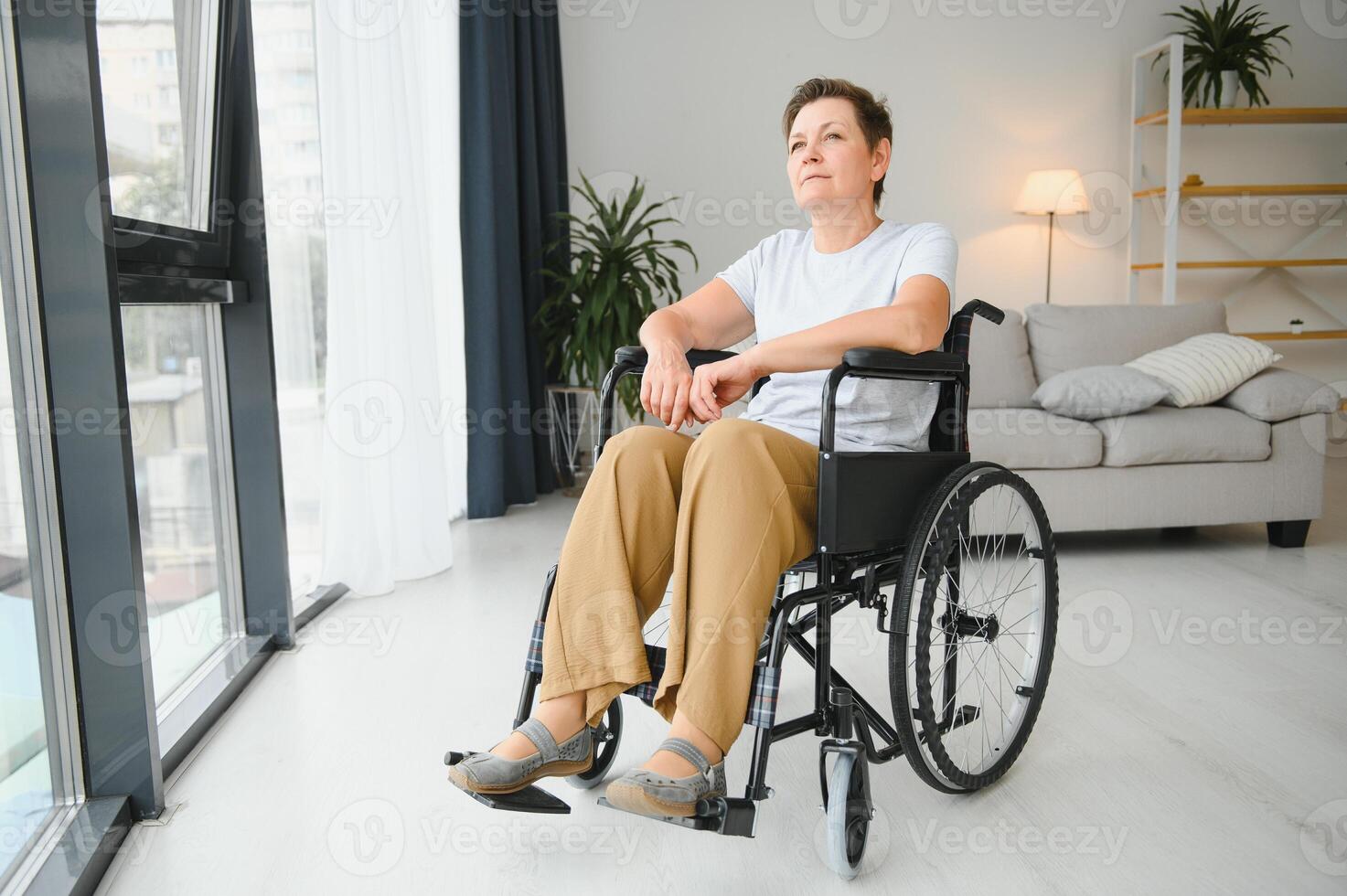 senior vrouw Aan een rolstoel foto