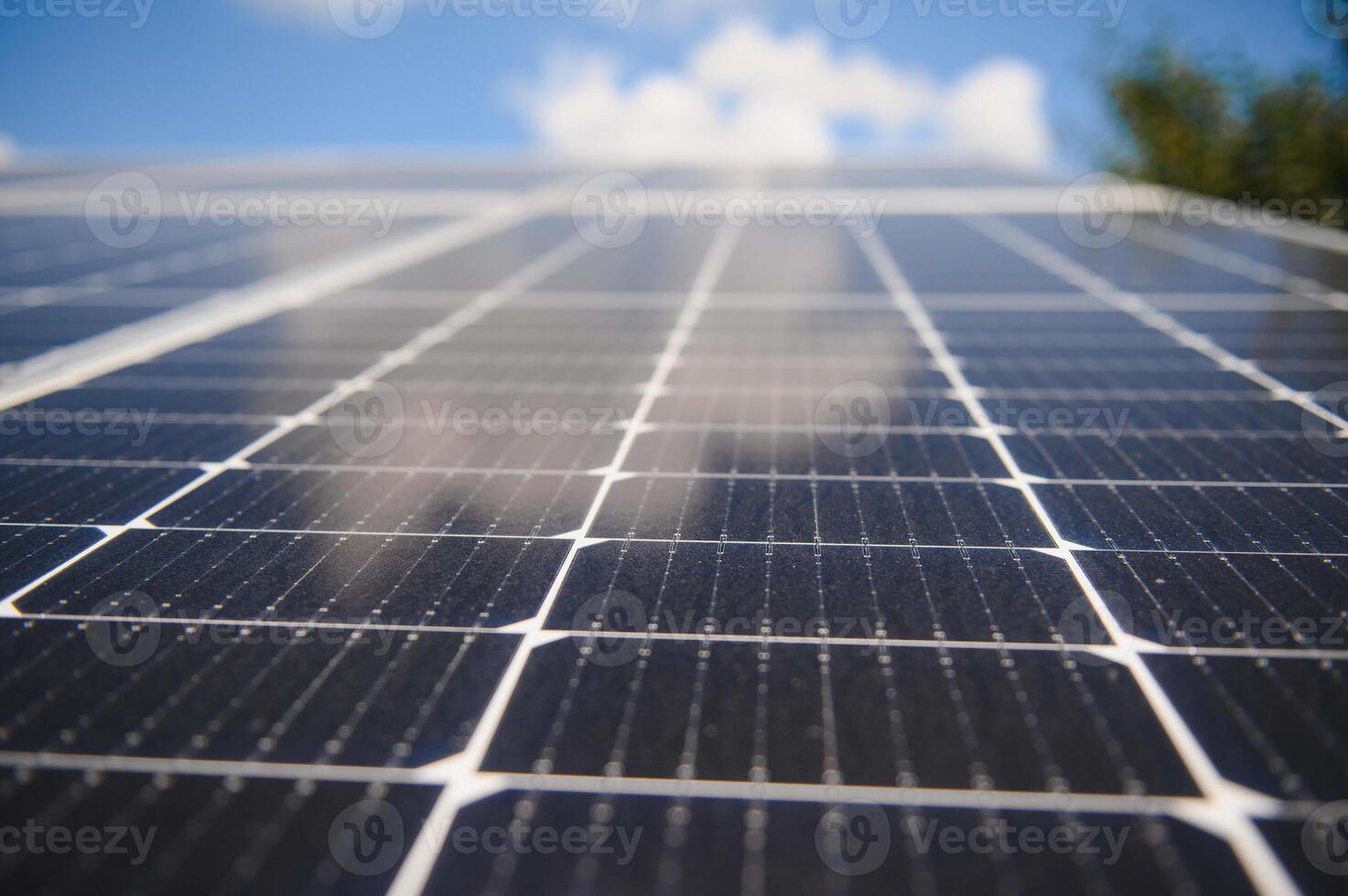 een reeks van donker blauw zonne- panelen foto