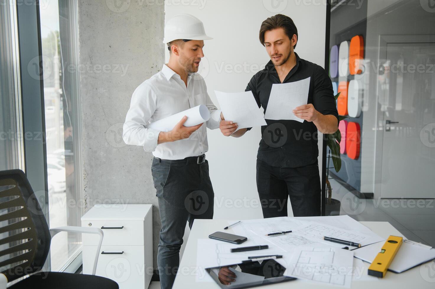 ingenieurs helpen bij het ontwerpen van blauwdrukken en werken samen aan structurele analyses van projecttypes. foto