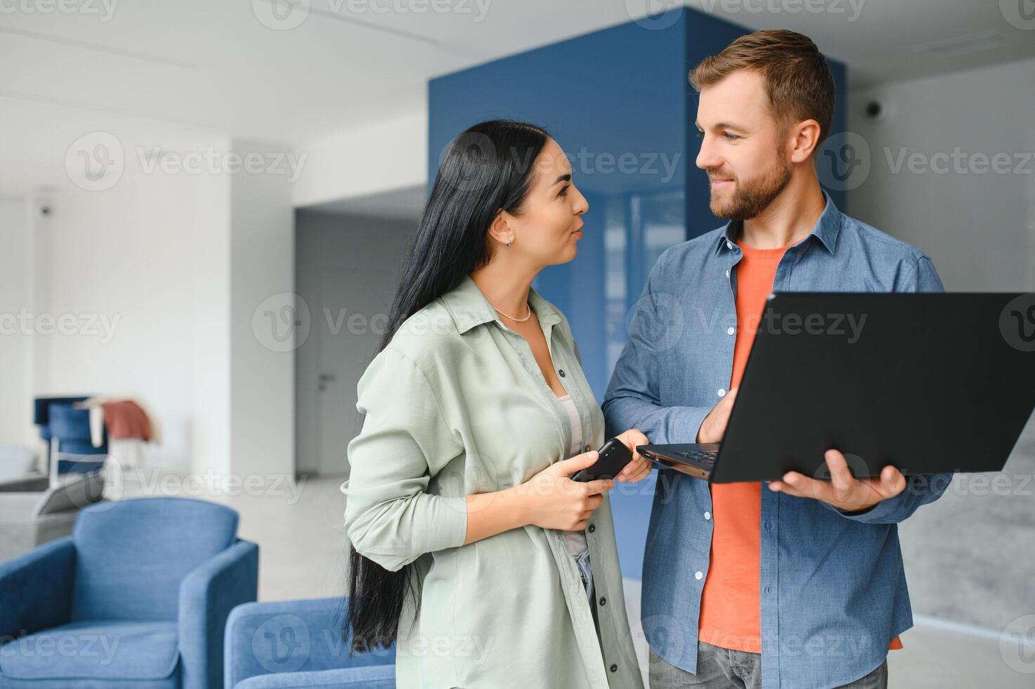 glimlachen mensen uit het bedrijfsleven werk samenwerken Aan computer, brainstorm over- bedrijf opstarten Bij kantoor ontmoeting. gemotiveerd verschillend collega's kijken Bij laptop scherm bespreken bedrijf project ideeën samen foto