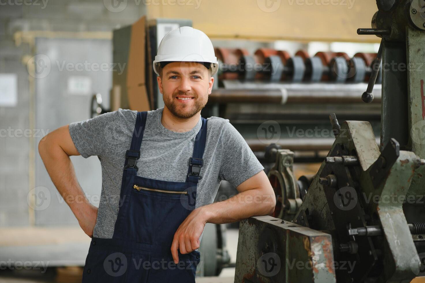 arbeider in fabriek Aan de machine foto