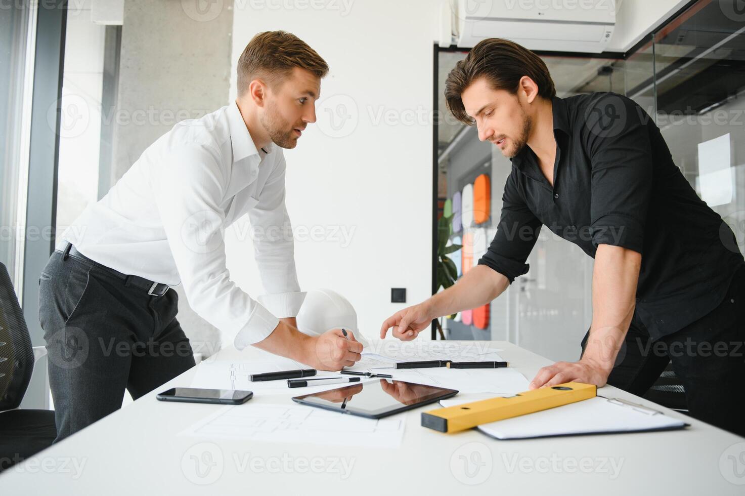 ingenieurs helpen bij het ontwerpen van blauwdrukken en werken samen aan structurele analyses van projecttypes. foto