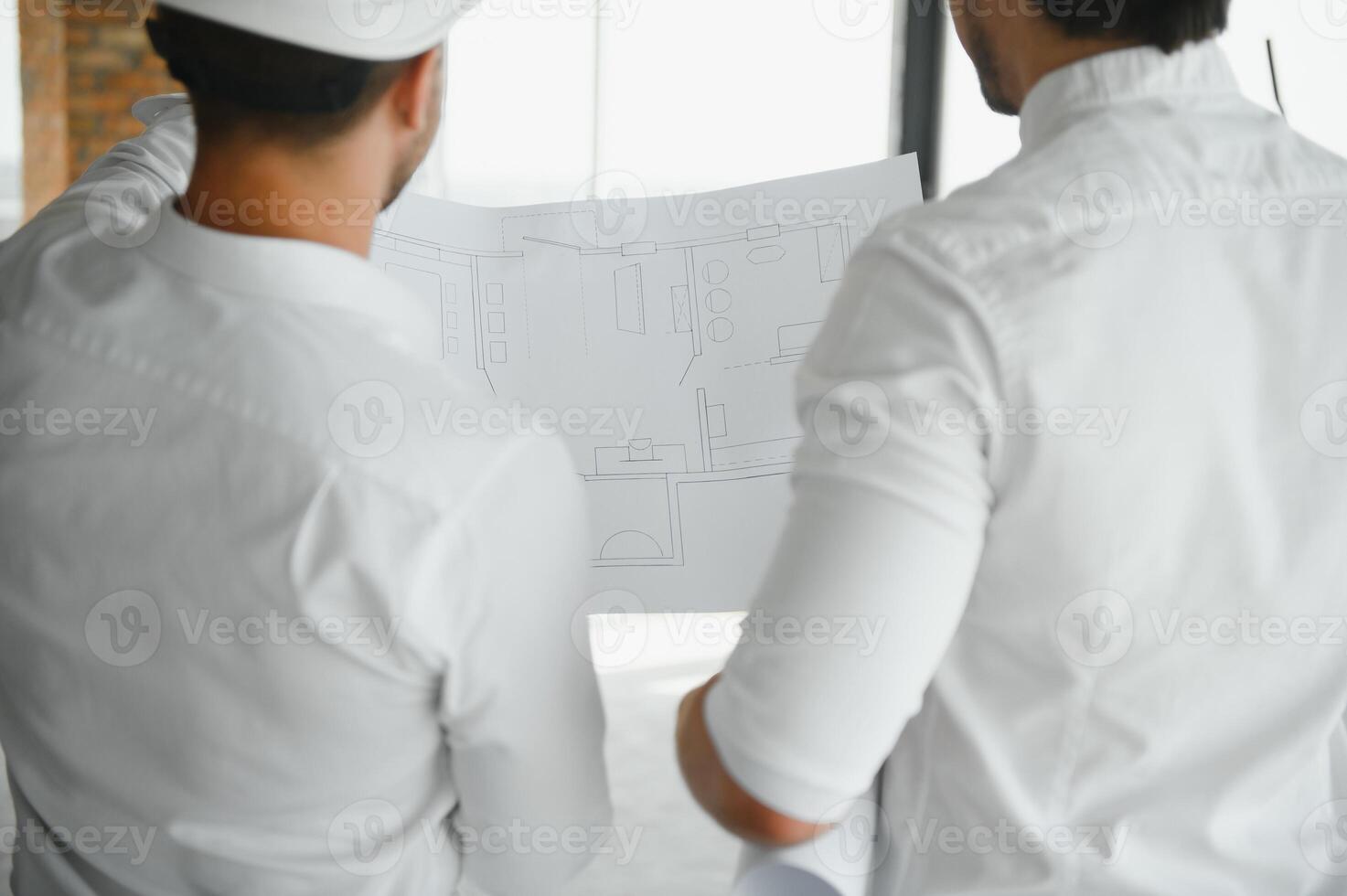 mannetje architect geven instructies naar zijn voorman Bij bouw plaats. foto