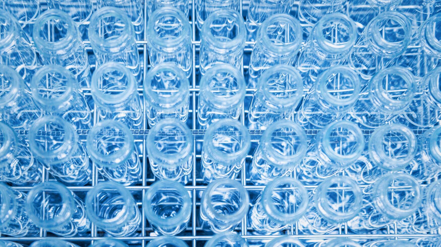 glas fles met vloeistof in laboratorium. blauw toon. selectief focus. foto