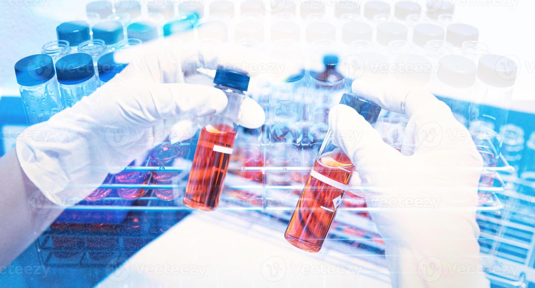 dubbele blootstelling beeld van twee test buis in wetenschapper hand- in biologisch laboratorium. selectief focus foto