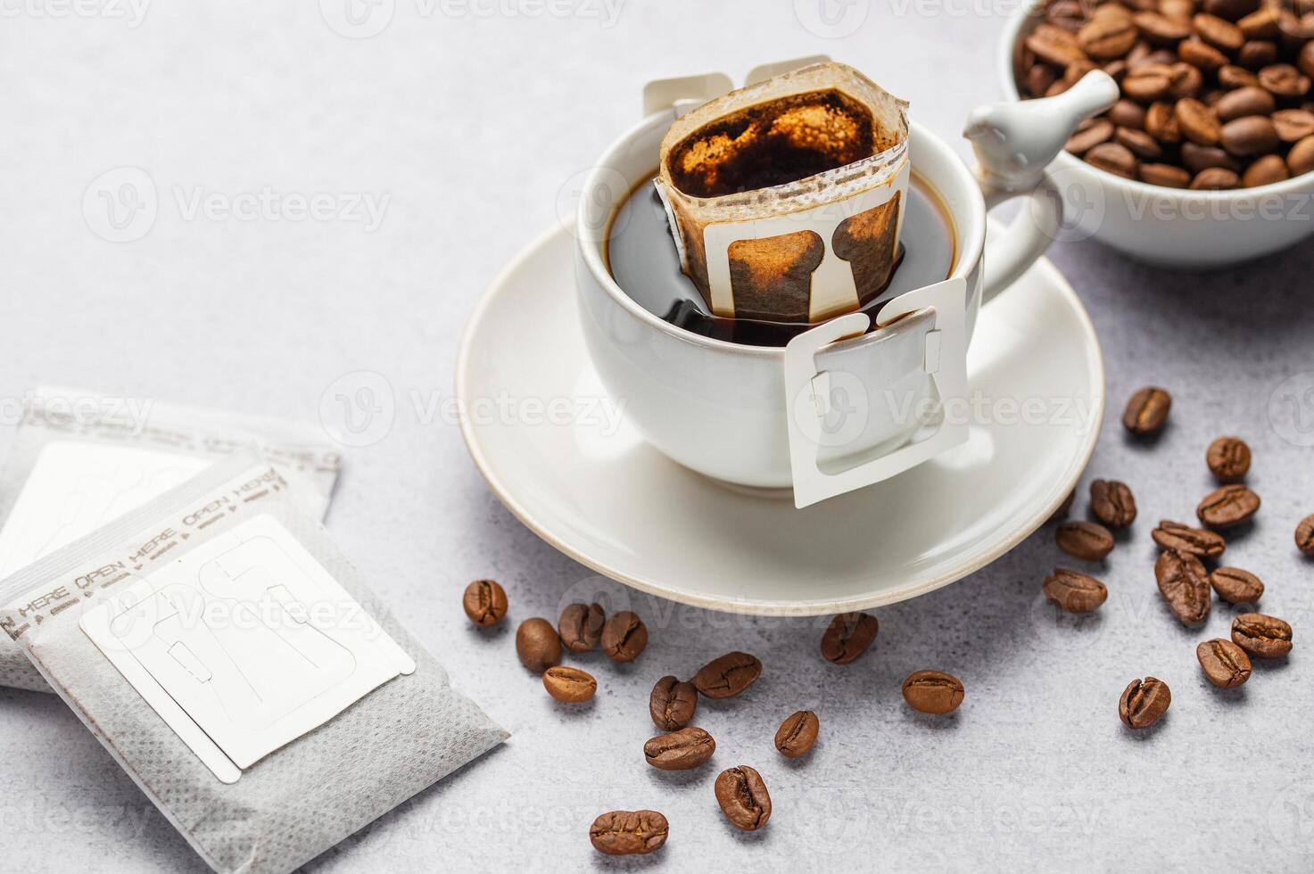 druppelen koffie zak met grond koffie in kop foto