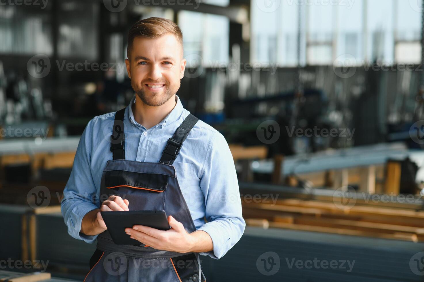 portret van fabriek arbeider. jong knap fabriek arbeider. foto