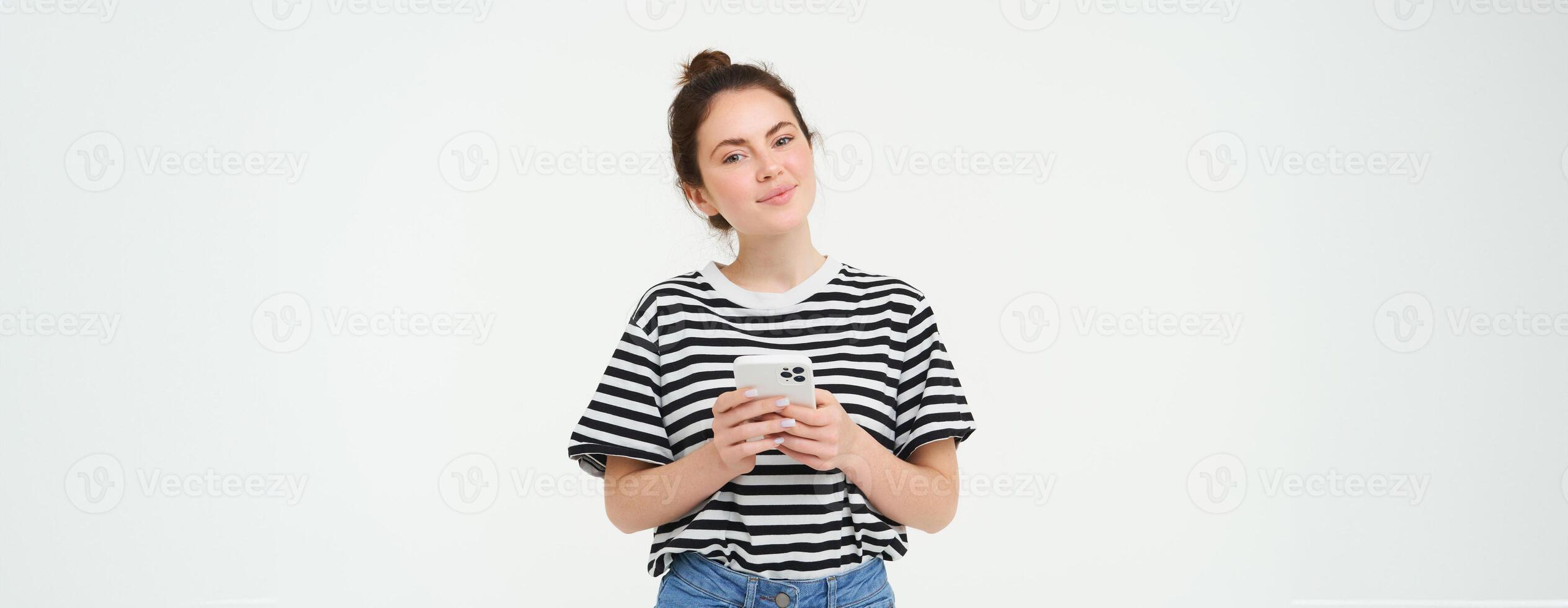 beeld van jong glimlachen vrouw, Holding mobiel telefoon, gebruik makend van smartphone sollicitatie, geïsoleerd over- wit achtergrond foto