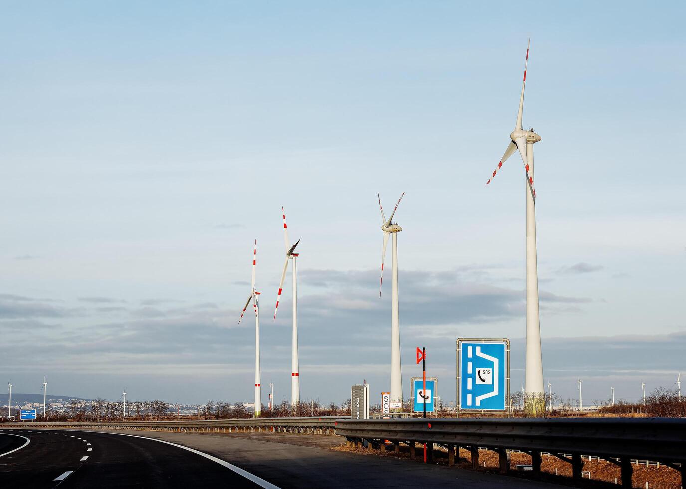 wind boerderij park De volgende naar een weg in Oostenrijk in zonnig het weer. foto