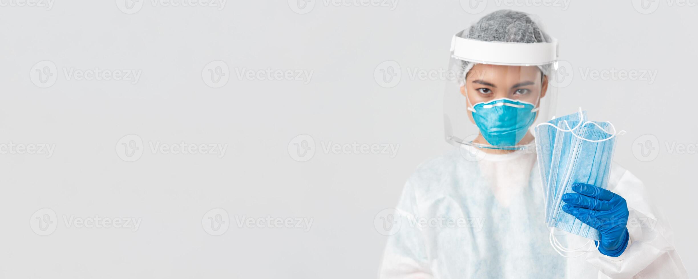 covid19, coronavirus ziekte, gezondheidszorg arbeiders concept. zelfverzekerd serieus kijkend vrouw Aziatisch dokter in persoonlijk beschermend uitrusting aandringen geduldig vervelend medisch maskers, wit achtergrond foto