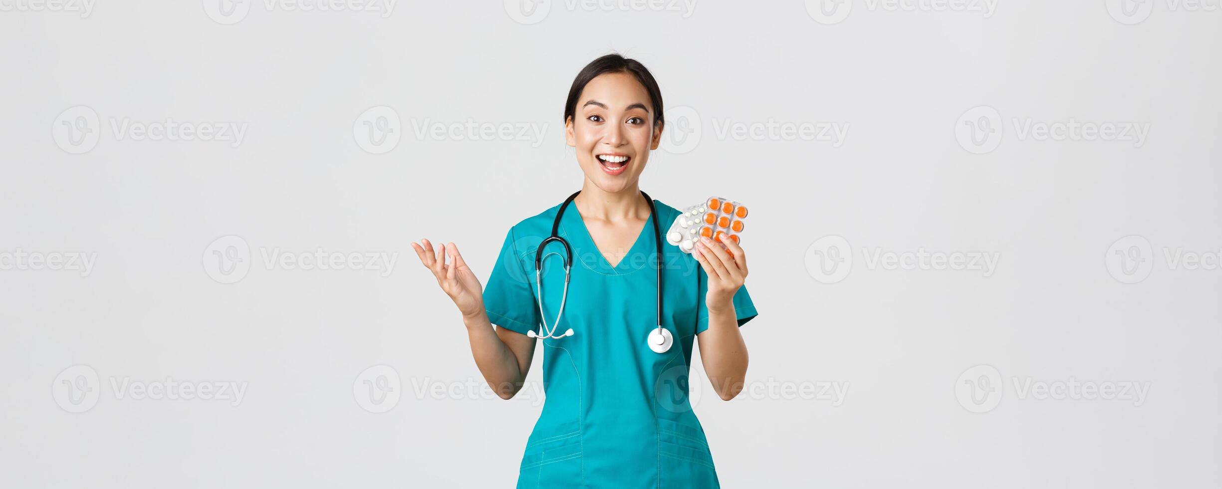 gezondheidszorg arbeiders, voorkomen virus, quarantaine campagne concept. opgewonden gelukkig Aziatisch vrouw arts, verpleegster in medisch masker tonen verbazingwekkend nieuw medicatie, adviseren apotheek foto