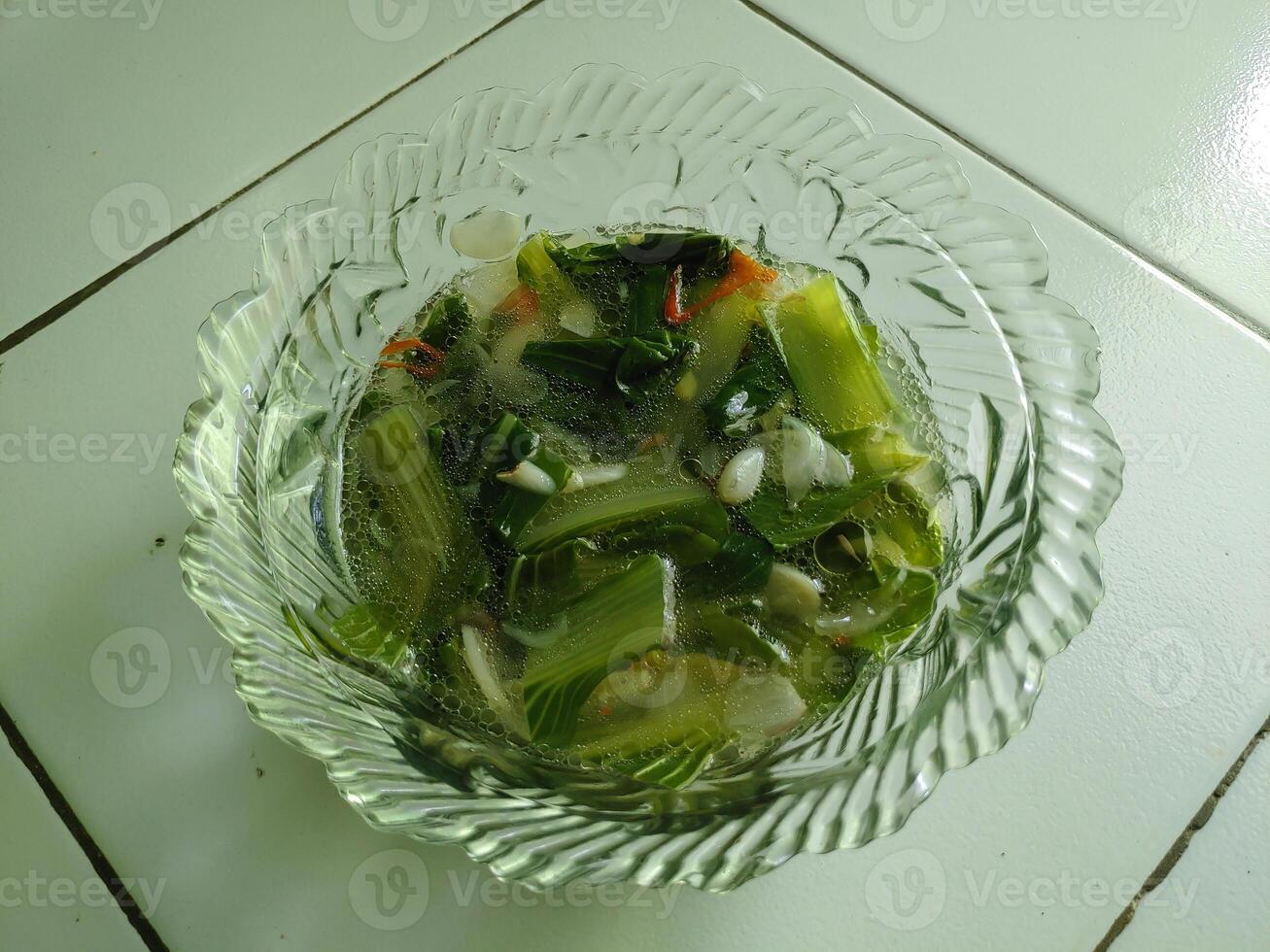 groente soep in Doorzichtig schaal. traditioneel heet vegetarisch soep en verrukkelijk. foto