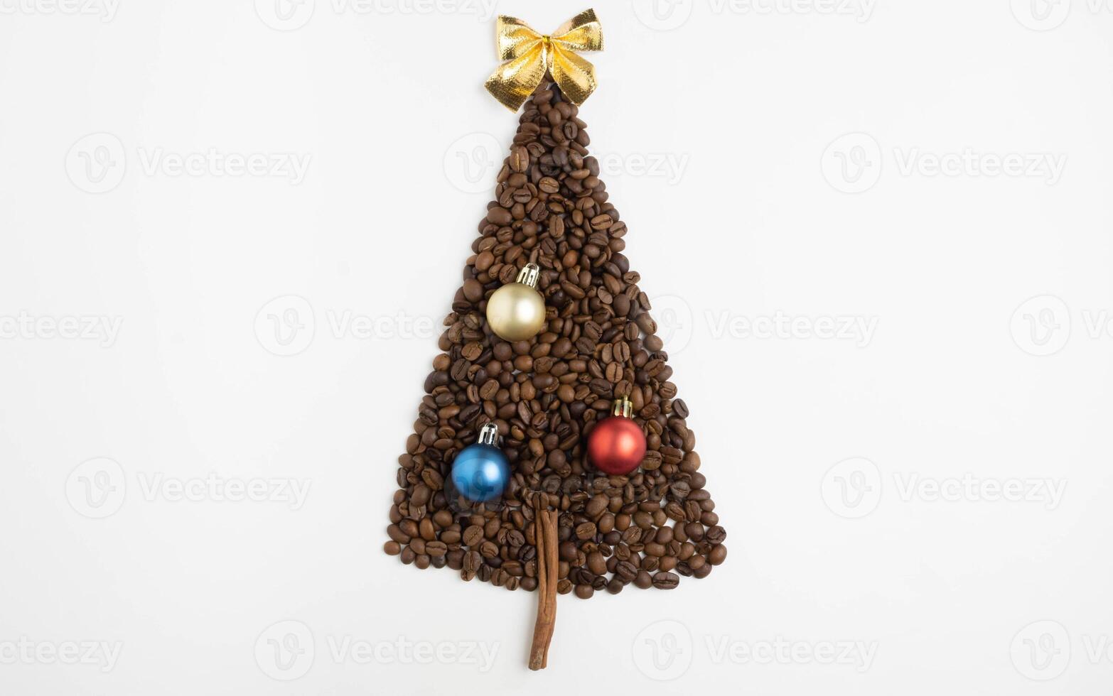 een koffie Boon Spar boom met Kerstmis speelgoed ballen Aan een wit achtergrond foto