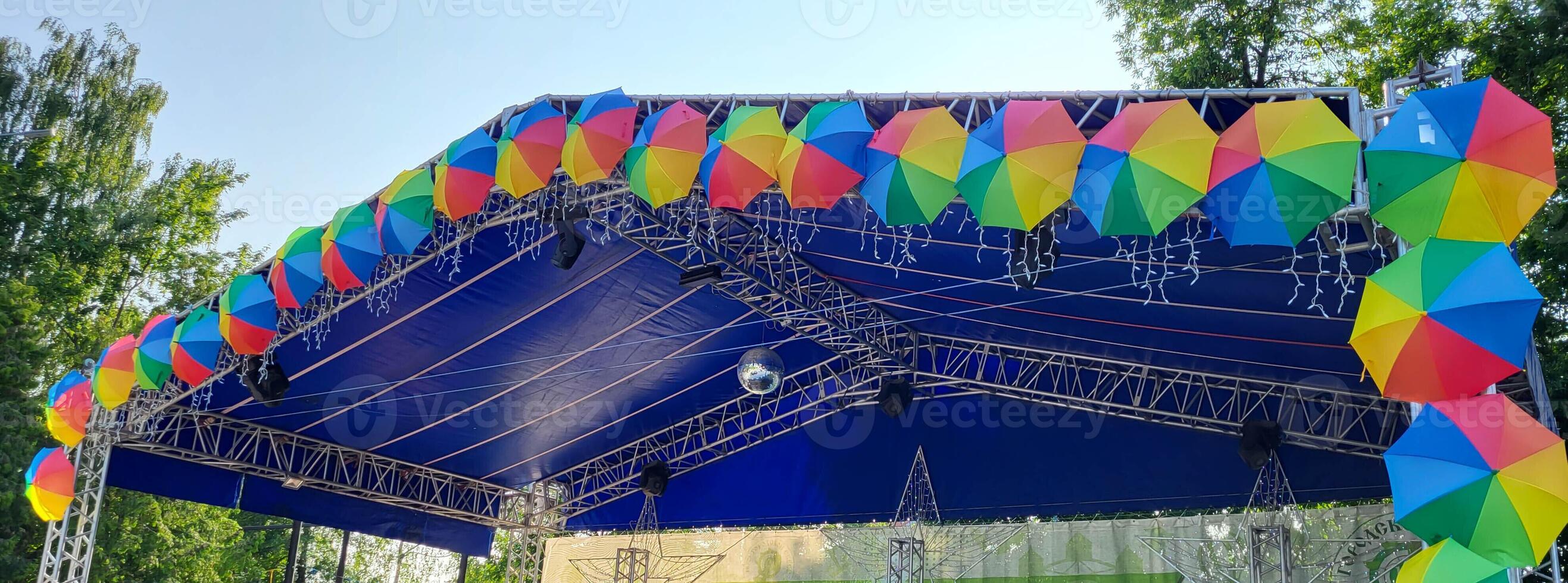 de blauw dak van de zomer stadium in de kinderen park is versierd met kleurrijk paraplu's. foto