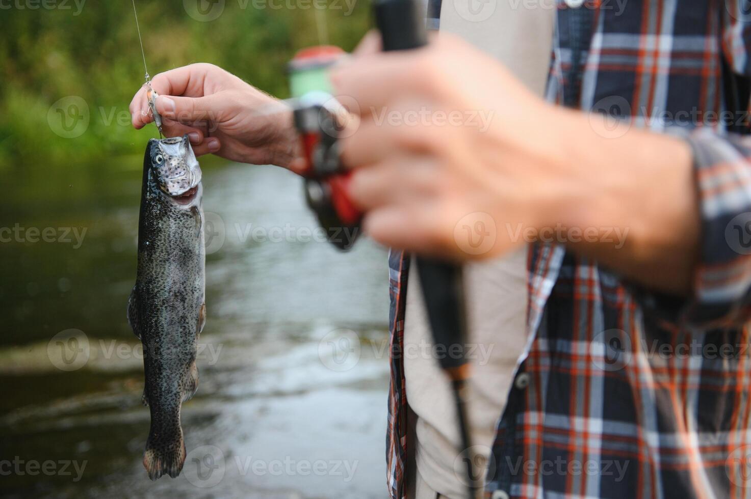 vliegvisser Holding forel uit van de water foto