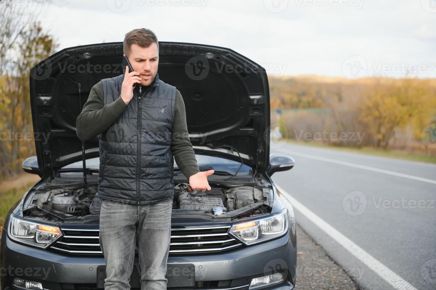 auto kapot gegaan naar beneden Aan de weg, een Mens oproepen de noodgeval onderhoud, een slepen vrachtwagen. foto