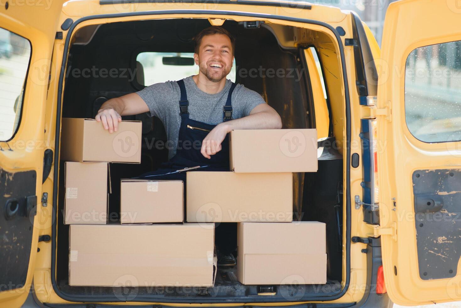 de koerier gebracht de levering van de doos naar de cliënt. koerier onderhoud werknemer in uniform. foto