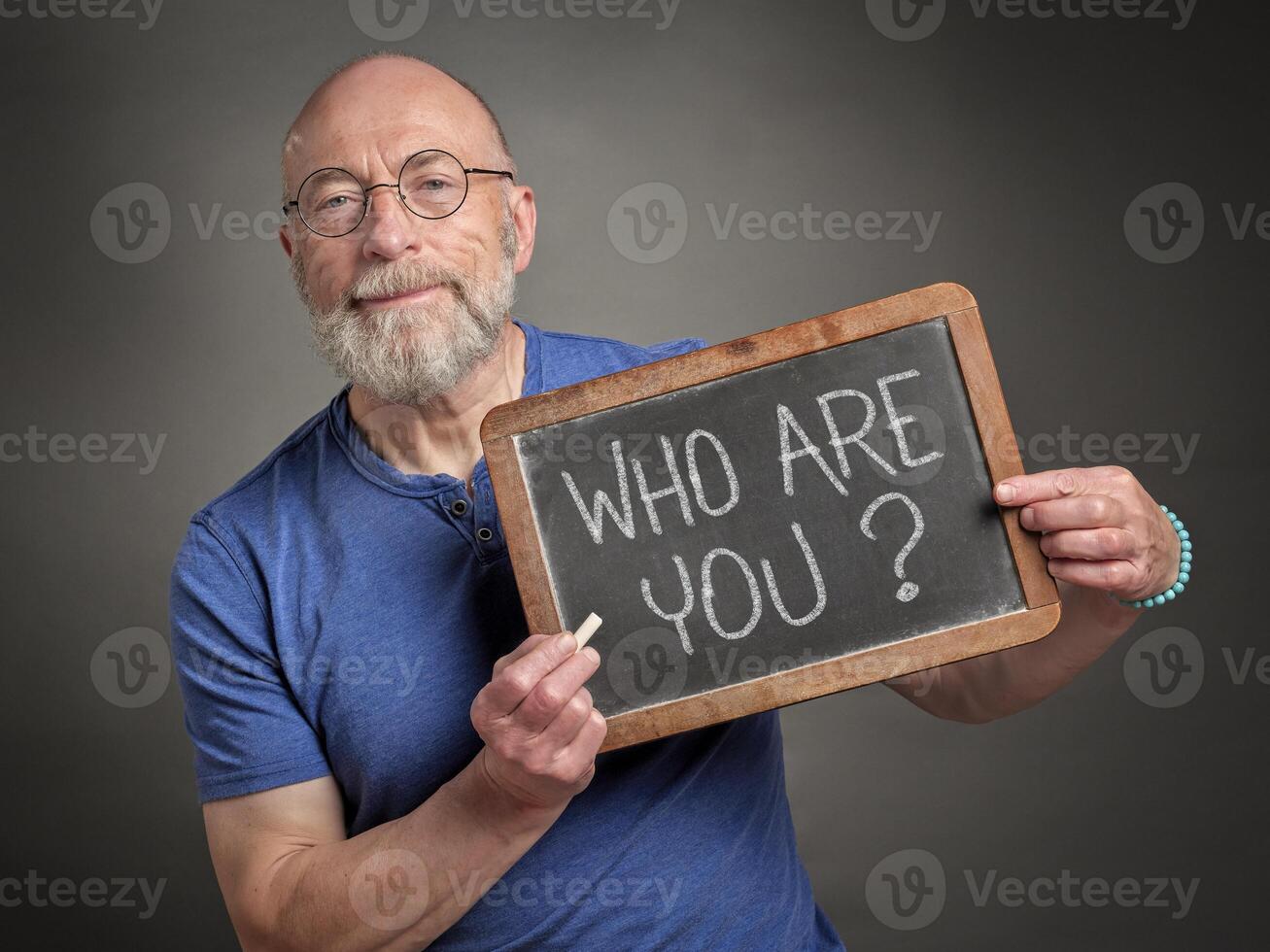 wie zijn jij. inspirerend vraag Aan een schoolbord. foto