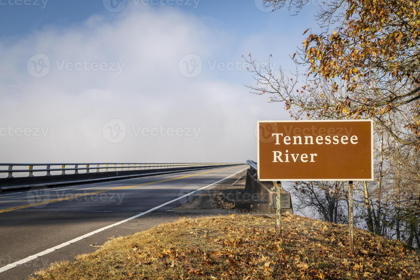 Tennessee rivier- weg teken Bij natuurlijk spoor parkway - John koffie gedenkteken brug, kruispunt van Tennessee naar Alabama in vallen landschap foto