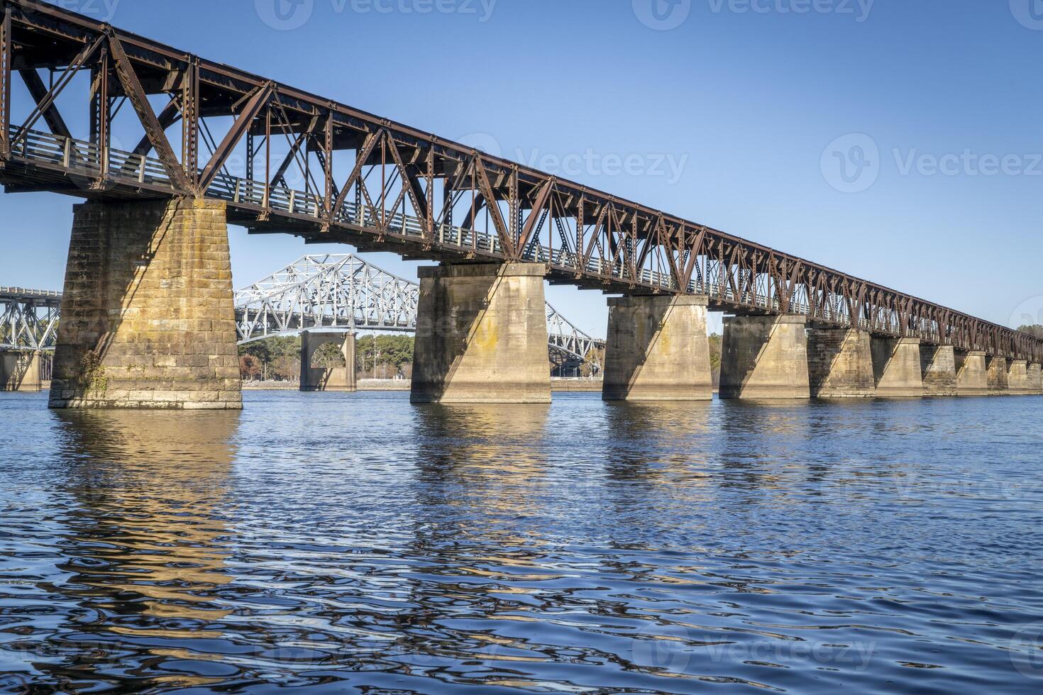oud spoorweg brug bekeerd naar een voetpad - Tennessee rivier- in Florence, Alabama, vallen landschap foto