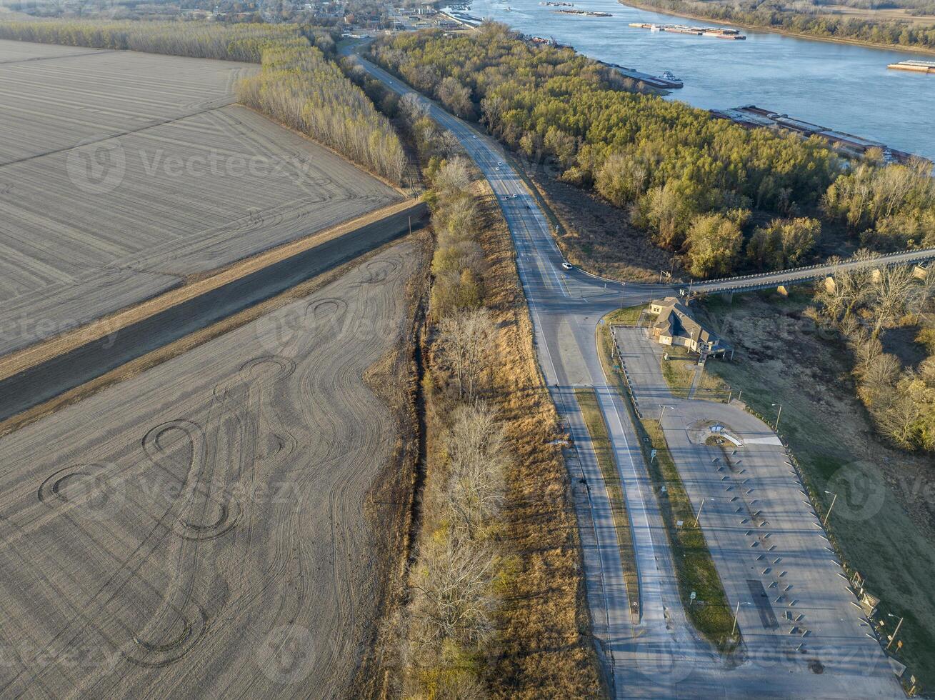 snelweg en Ohio rivier- met binnenschepen hieronder Cairo Illinois, november antenne visie foto