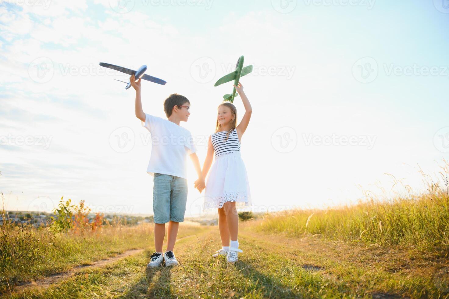 actief rennen kinderen met jongen Holding vliegtuig speelgoed. foto