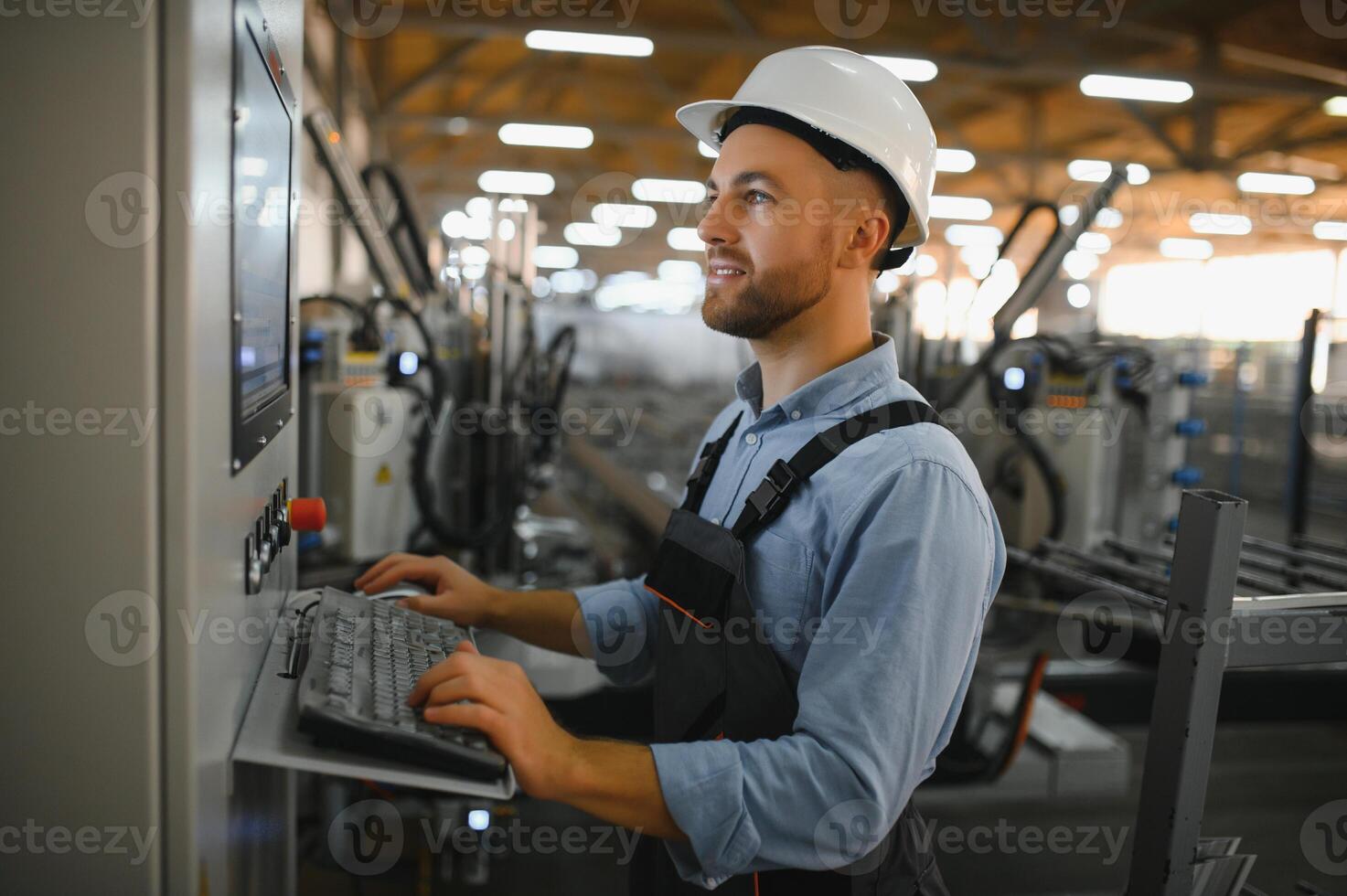 slim fabriek arbeider of ingenieur Doen machine baan in fabricage werkplaats . industrie en bouwkunde concept . foto