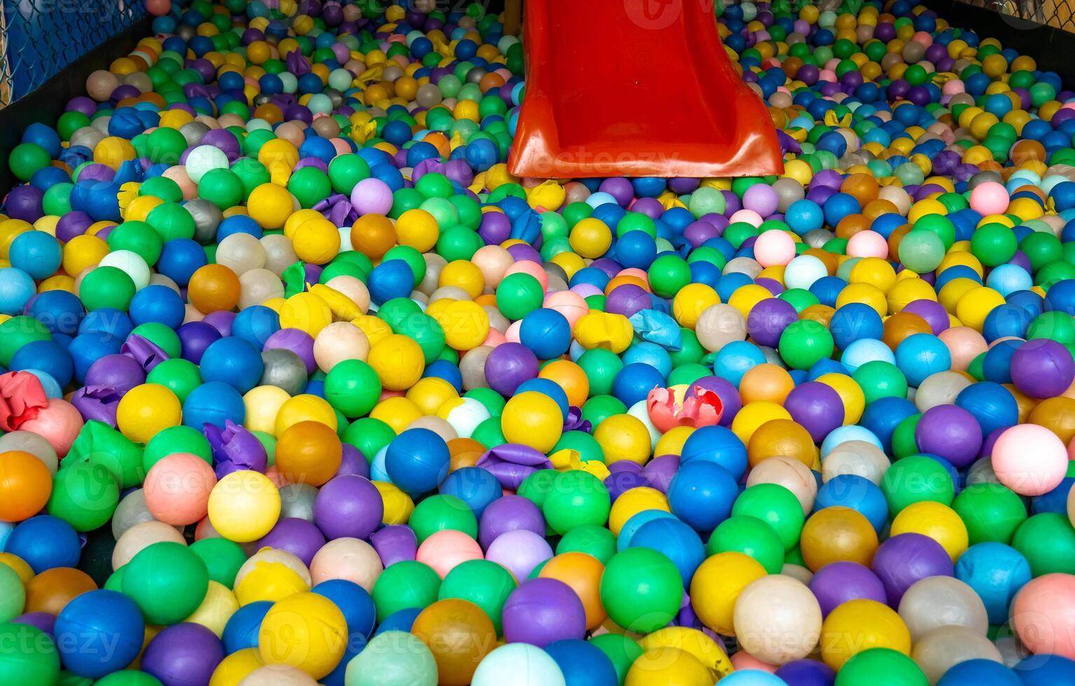 kleurrijk ballen in de kinderen speelplaats welke zijn altijd kinderen favorieten foto