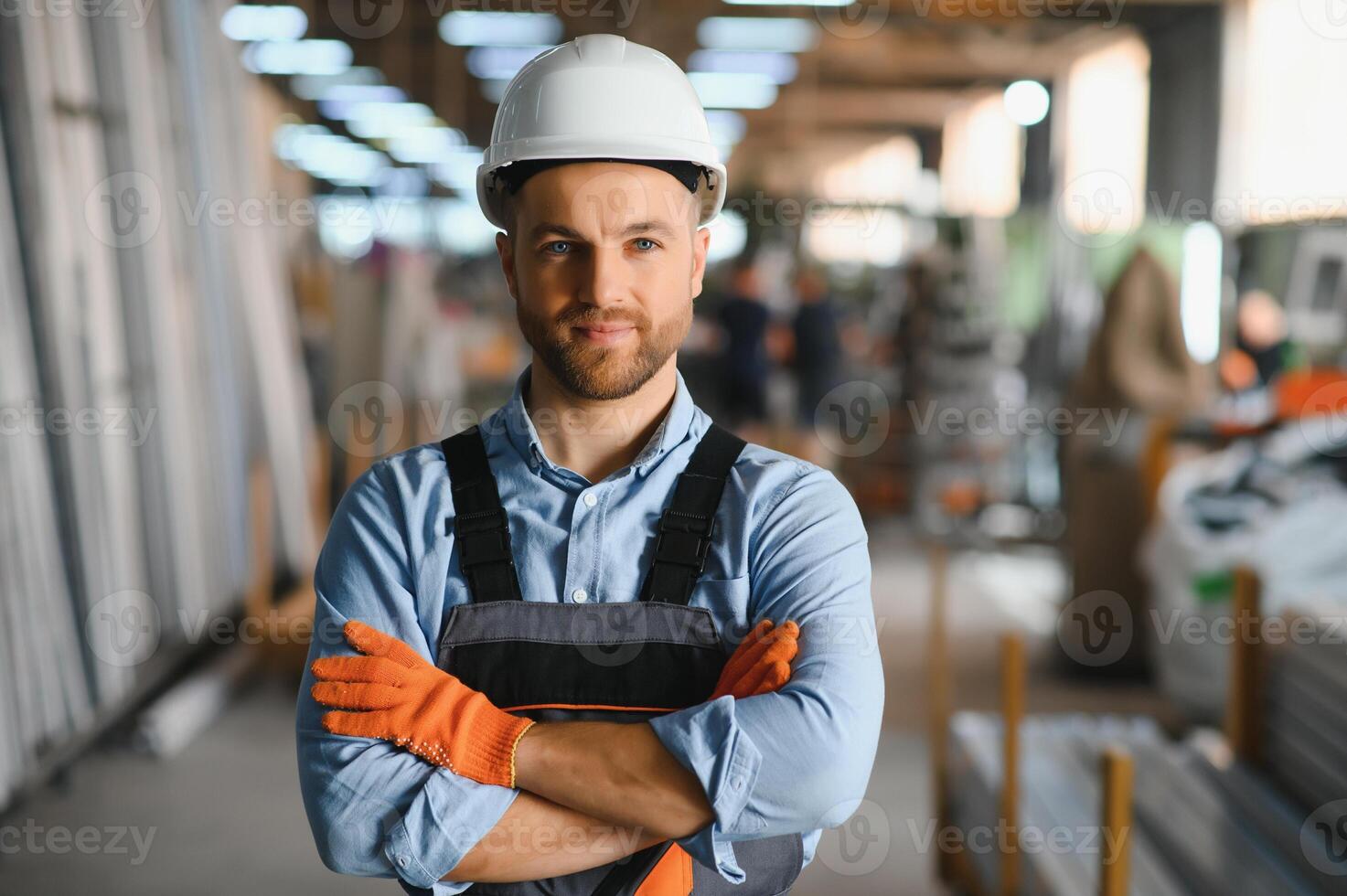 portret van glimlachen arbeider staand door industrieel productie machine. foto