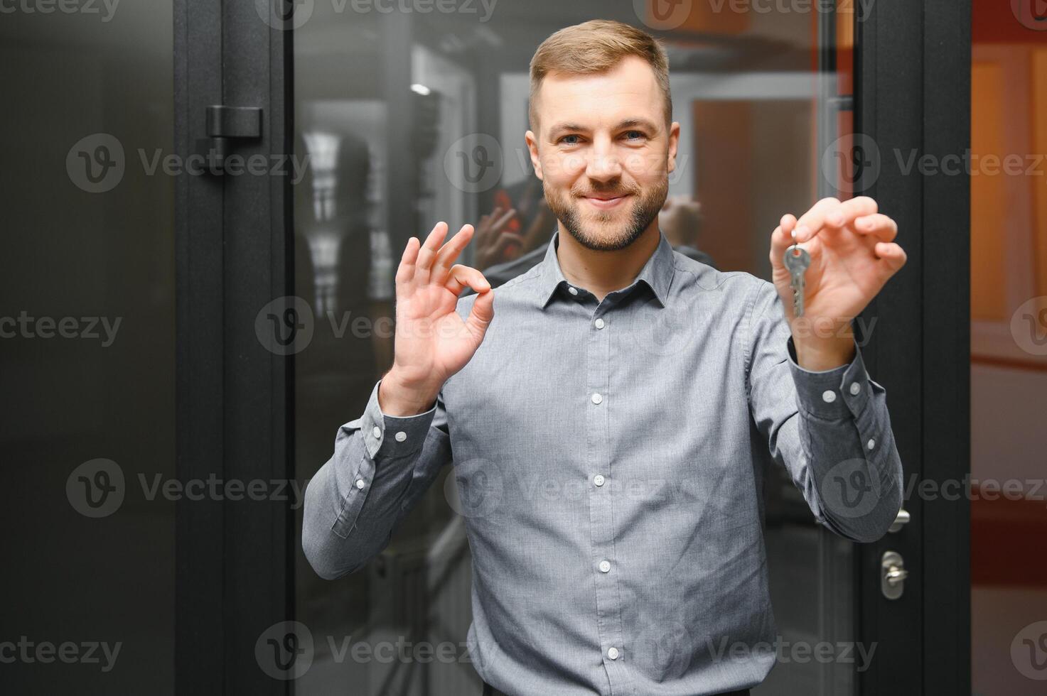 verkoop manager in een venster winkel. de concept van venster verkoop. foto