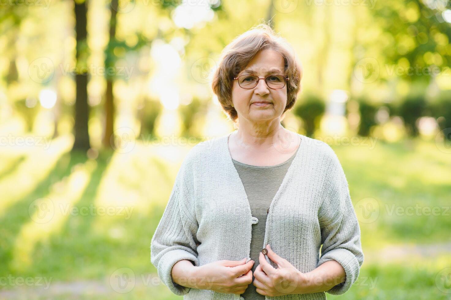 senior vrouw wandelen in de park in zomer. foto