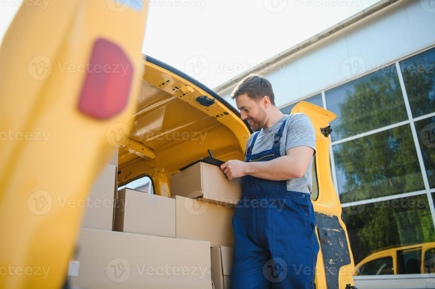 koerier onderhoud voor de levering van goederen. uitdrukken onderhoud een Mens in een uniform levert dozen. de werknemer draagt de bestellen huis naar de cliënt. foto