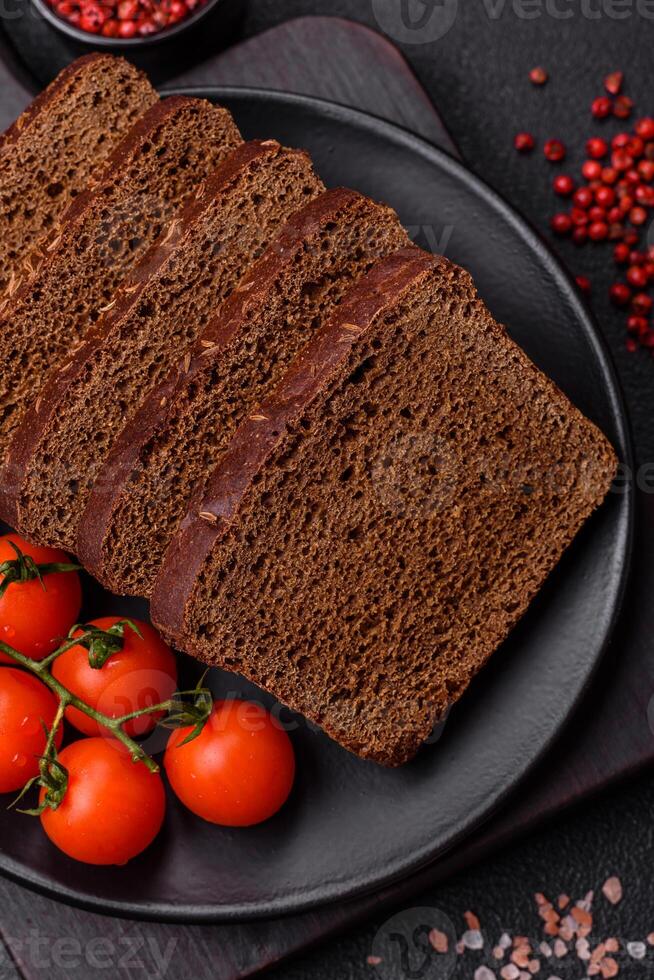 heerlijk bruin brood met zaden en granen besnoeiing in plakjes foto