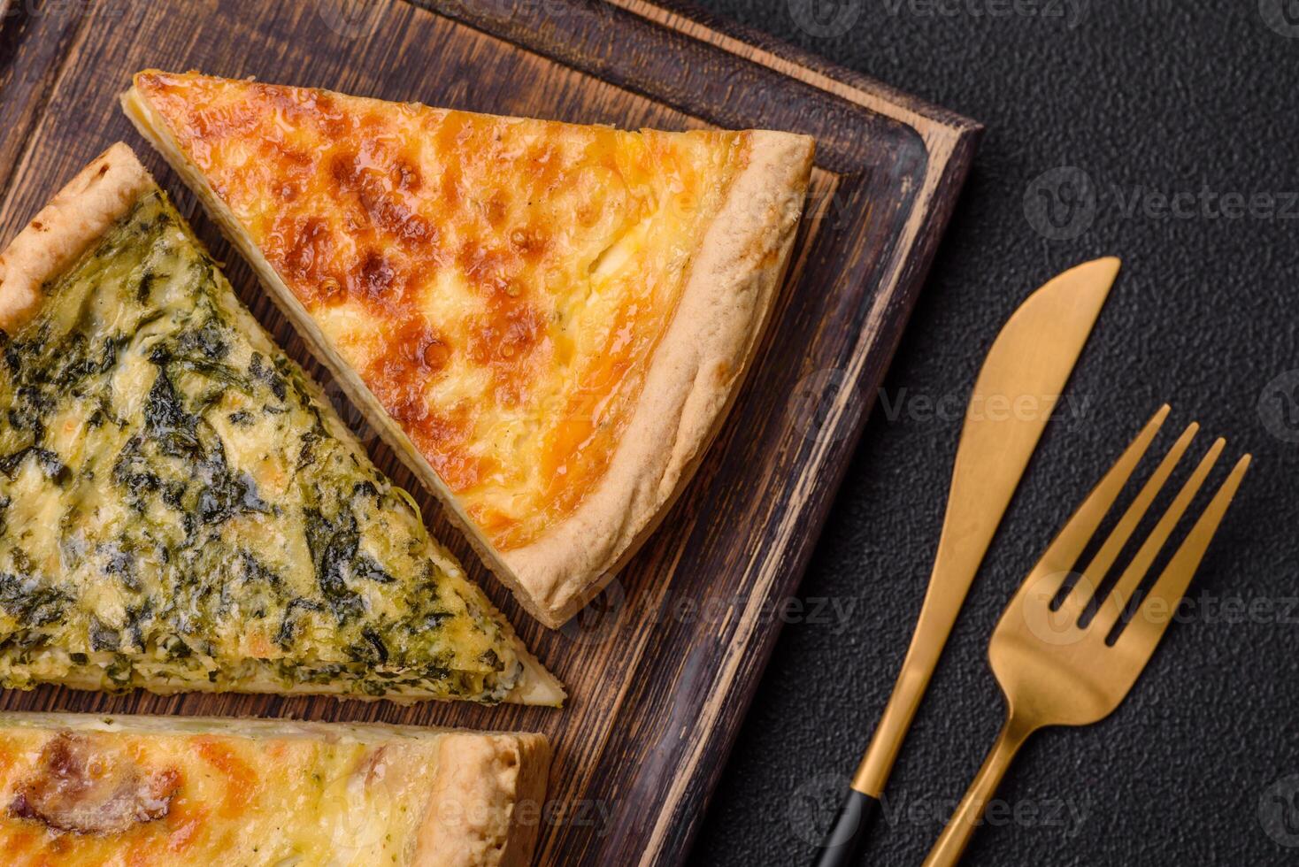 heerlijk krokant Quiche besnoeiing in plakjes met kaas, broccoli, tomaten foto