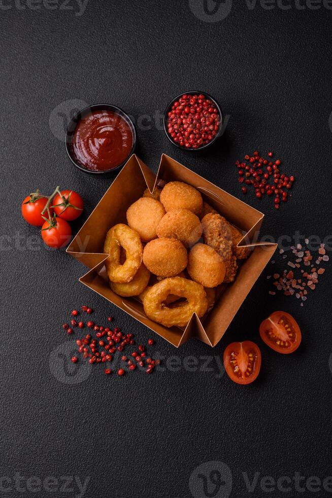 heerlijk klompjes, ringen en ballen van Mozzarella en Parmezaanse kaas kaas foto