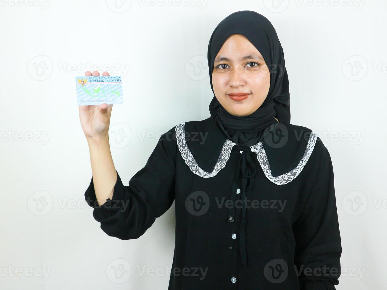 portret moslim Dames in hijab shows en houdt Indonesisch identiteit kaarten ktp foto