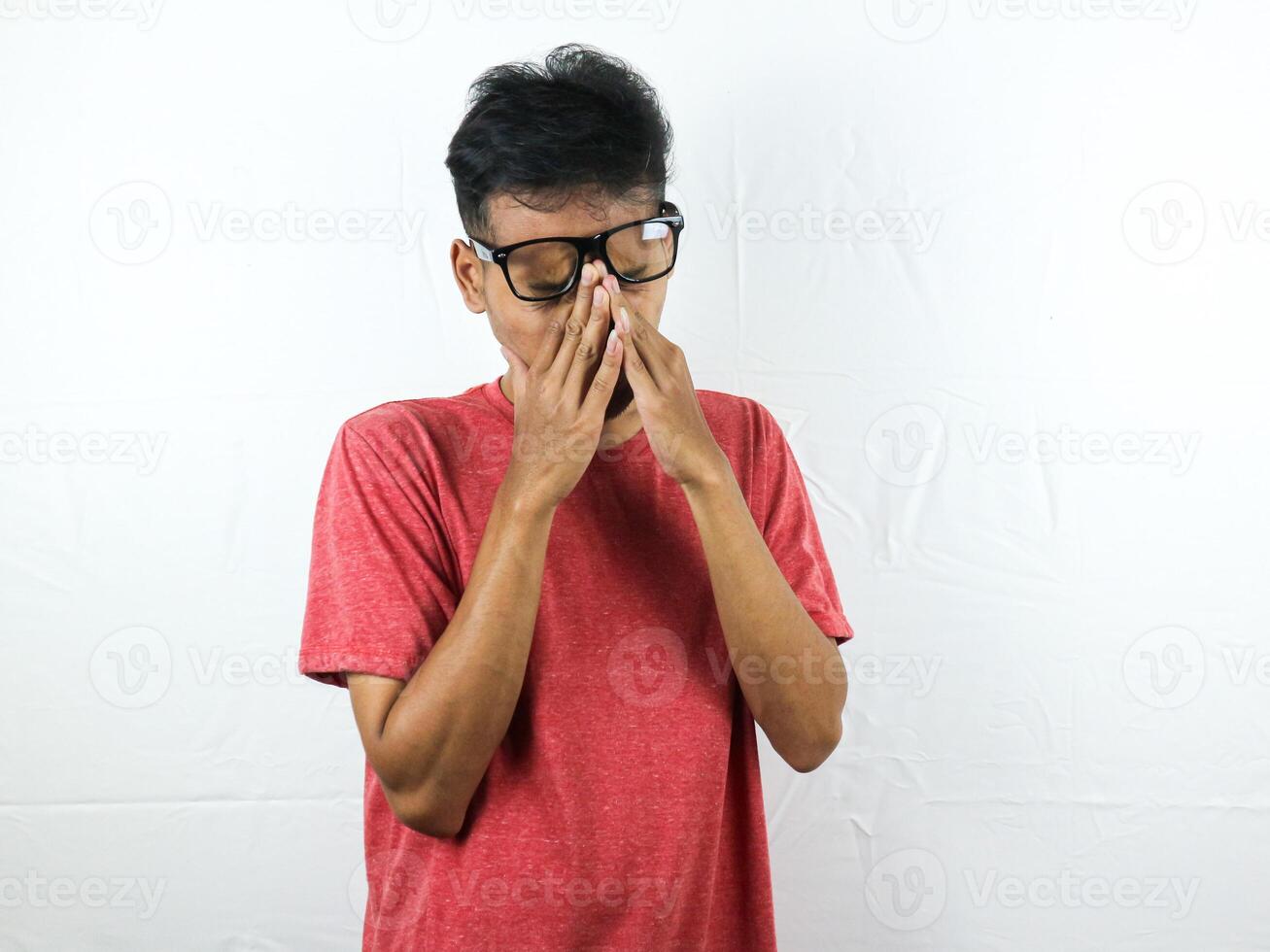 moe Aziatisch Mens met geeuw gezicht uitdrukking, slaperig en terug pijn Aan wit achtergrond foto