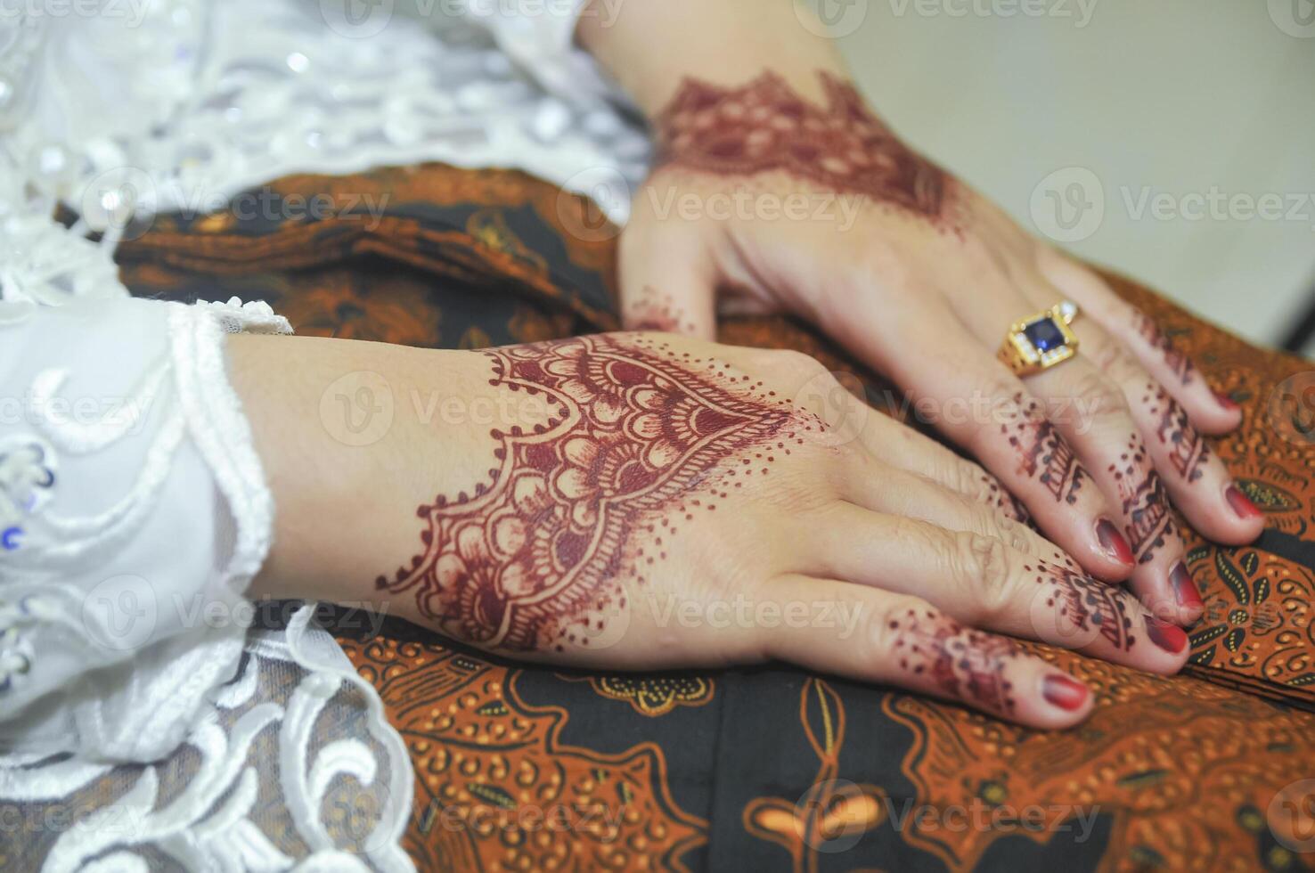 twee handen versierd met henna- kunst foto