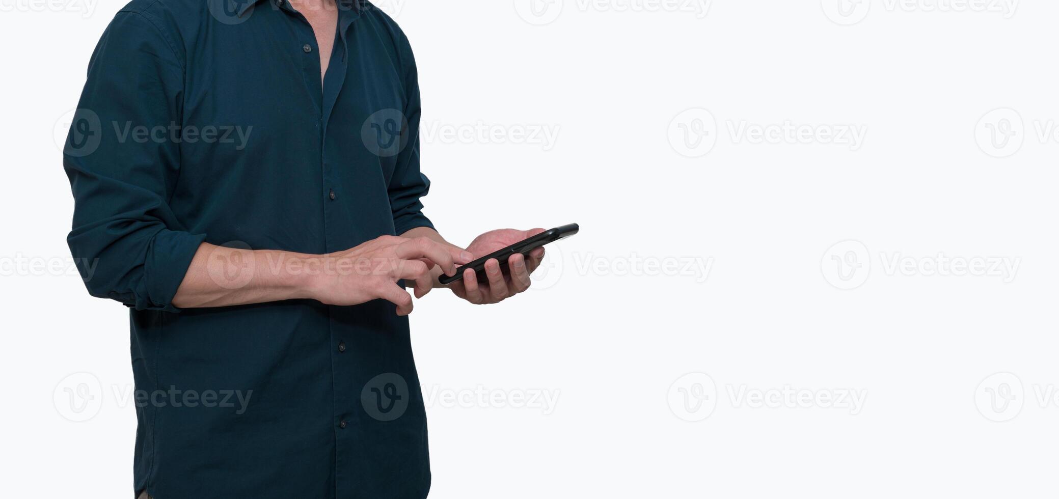 de midden- een deel van een zakenman gebruik makend van samrtphone Aan wit achtergrond foto
