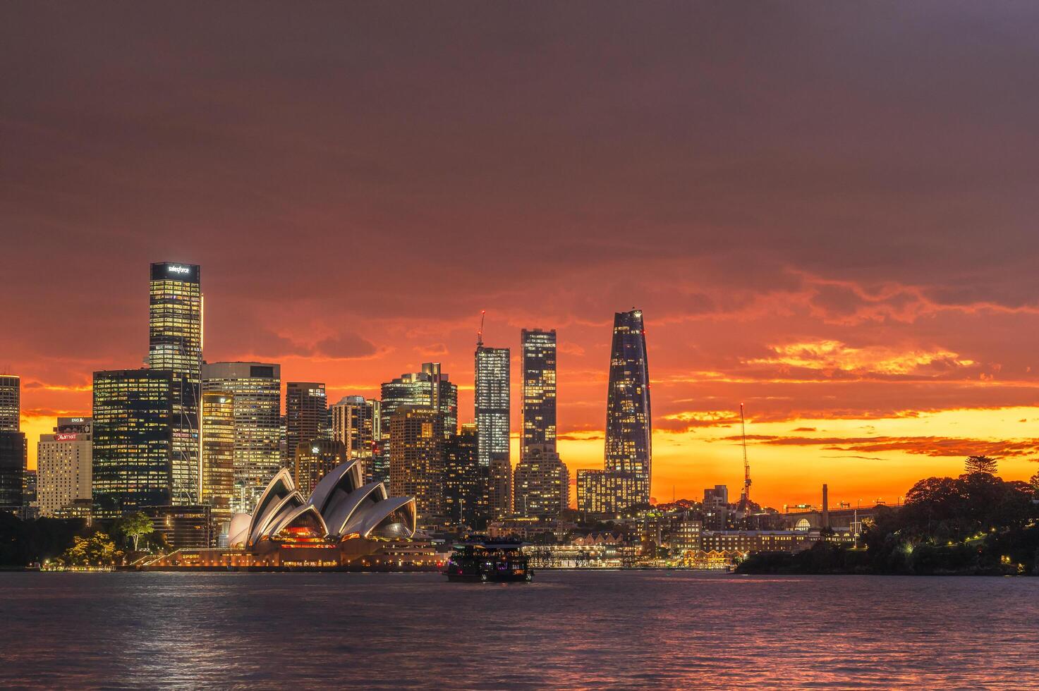 downtown Sydney horizon in Australië Bij schemering, Sydney opera huis, Australië. januari 10, 2024. Sydney haven stadsgezicht met opera huis en stad gebouwen Bij nacht foto