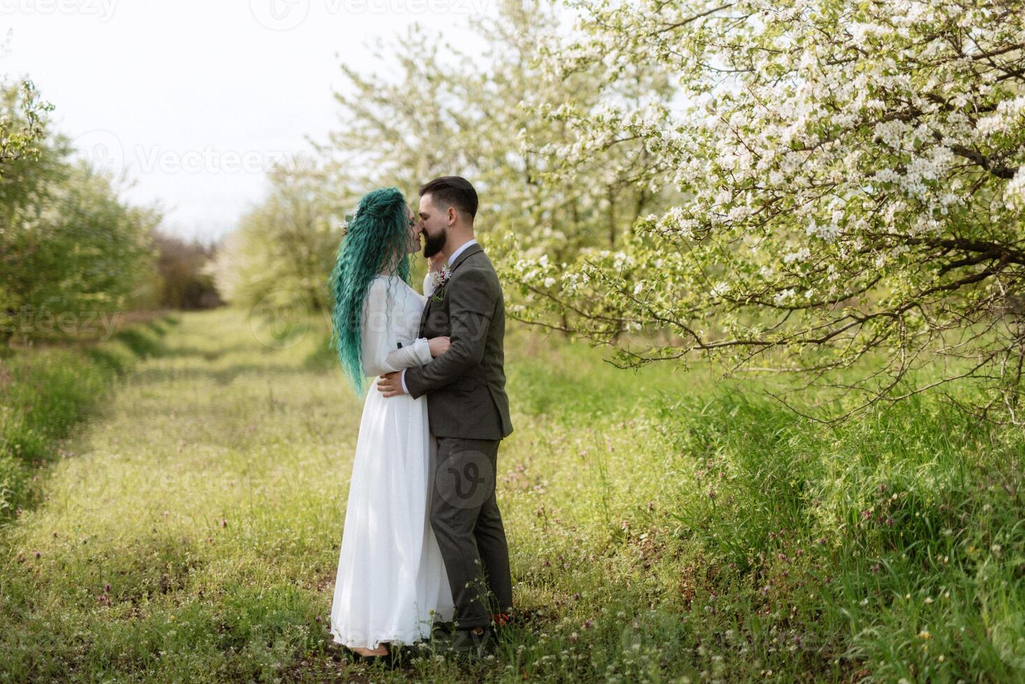 een gebaard bruidegom en een meisje met groen haar- zijn wandelen foto