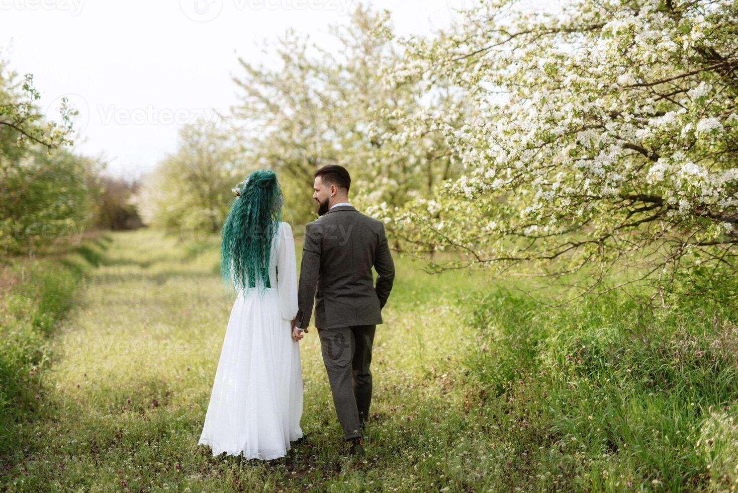 een gebaard bruidegom en een meisje met groen haar- zijn wandelen foto