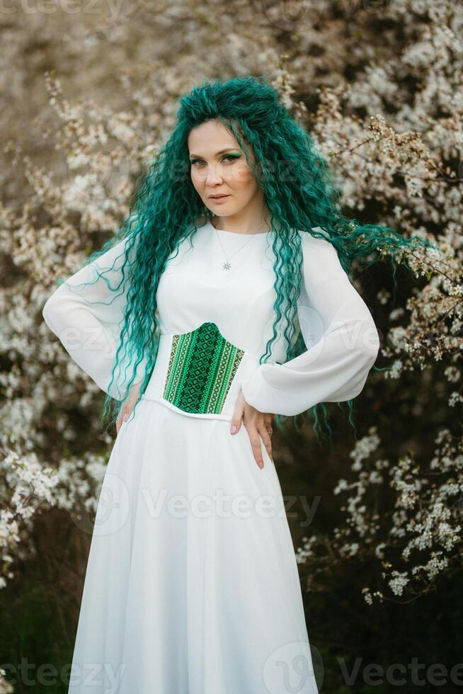 jong meisje bruid met groen haar- in een nationaal jurk foto